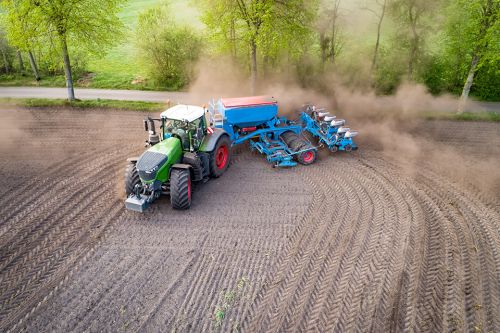 Acker mit Traktor