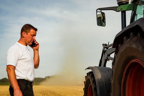 Landwirt neben Traktor